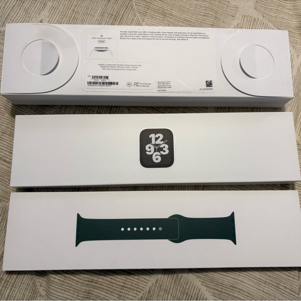 Apple Watch SE 40mm with Green Sport Band